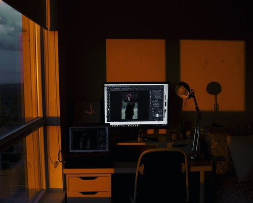 A desk setup inside an apartment in Santiago showing a clear workspace with soft background lighting